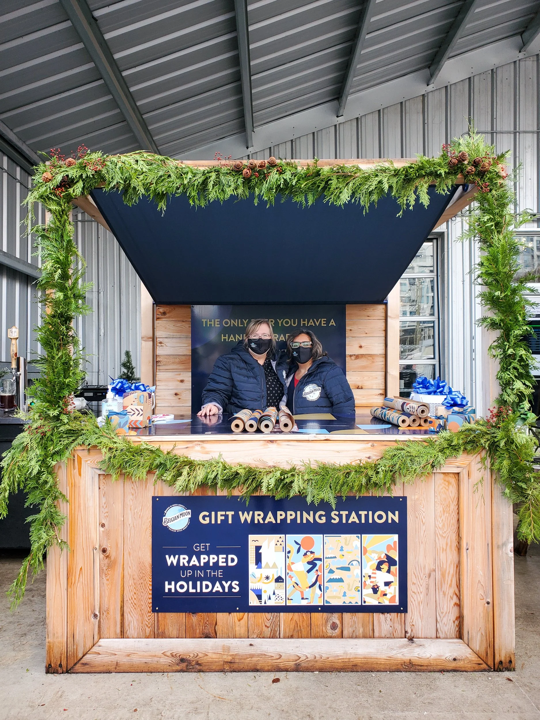 Mobile wrapping station surrounded by ribbon