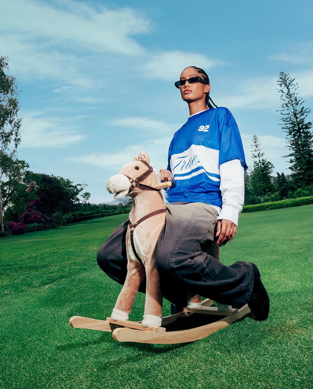 Retoque editorial de moda — escena lúdica en campo de golf, True., Jossilab