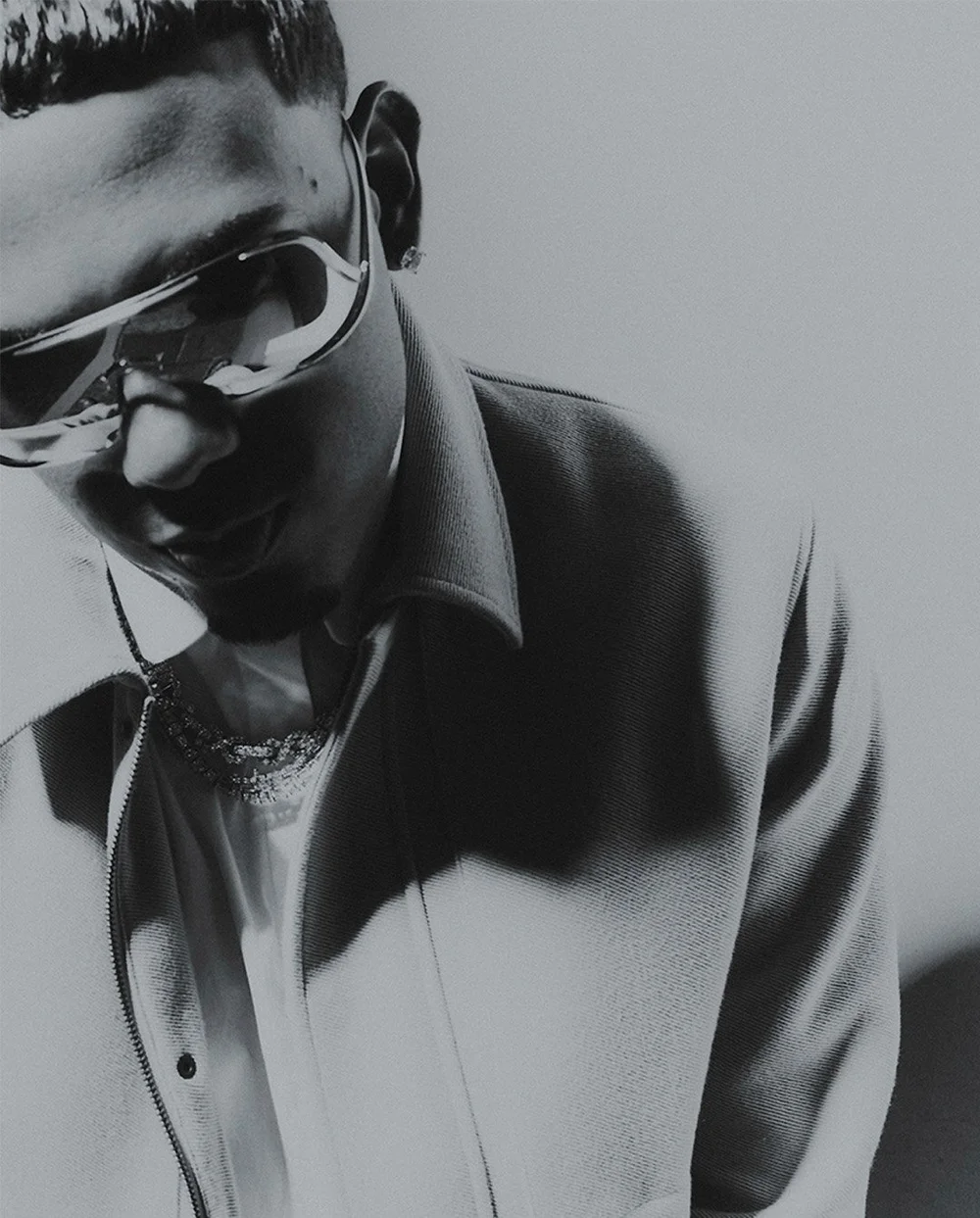 Retoque editorial en blanco y negro — primer plano de Myke Towers, Esquire, Jossilab
