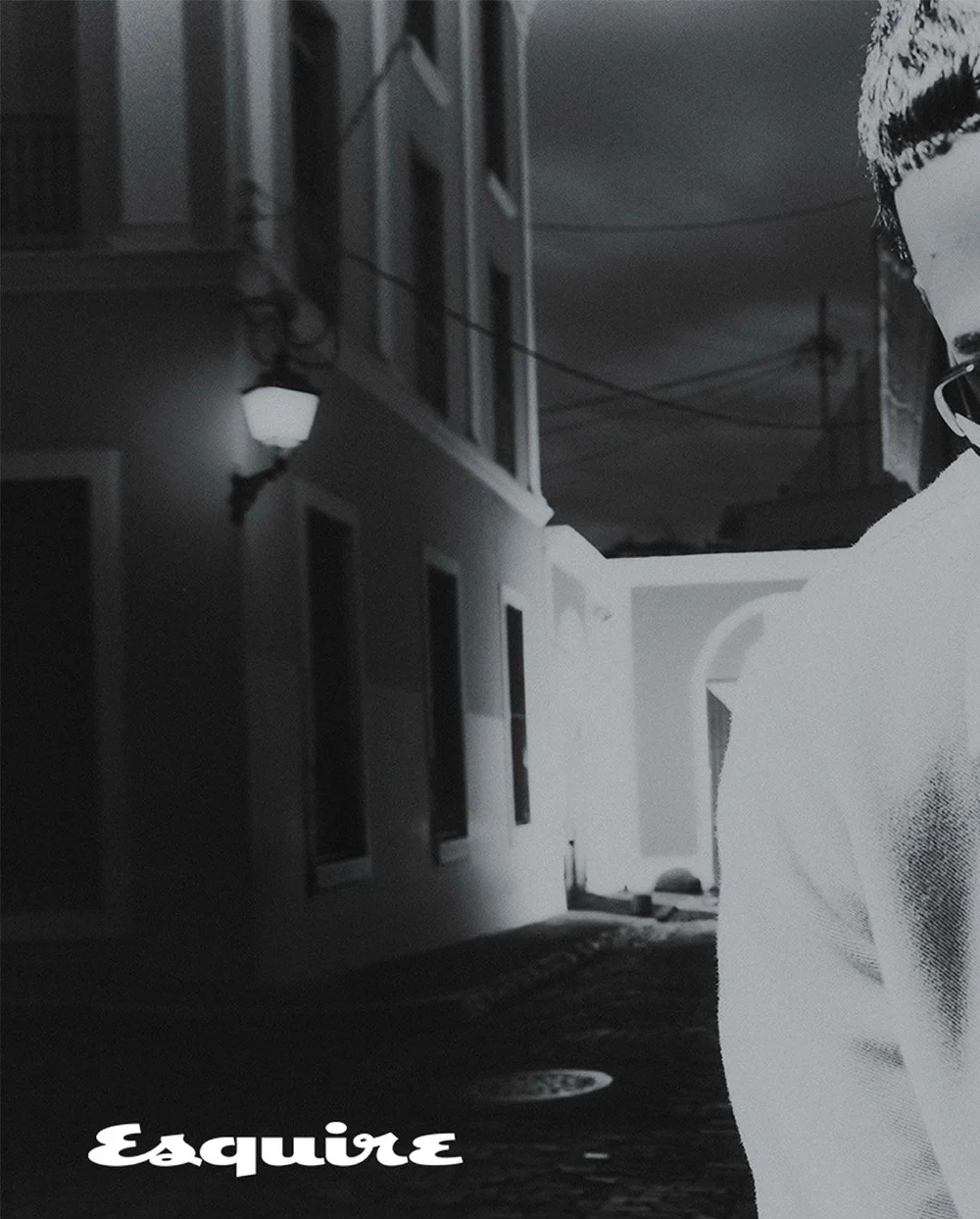 Retoque editorial en blanco y negro — escena nocturna de calle, Esquire, Myke Towers, Jossilab Medellín