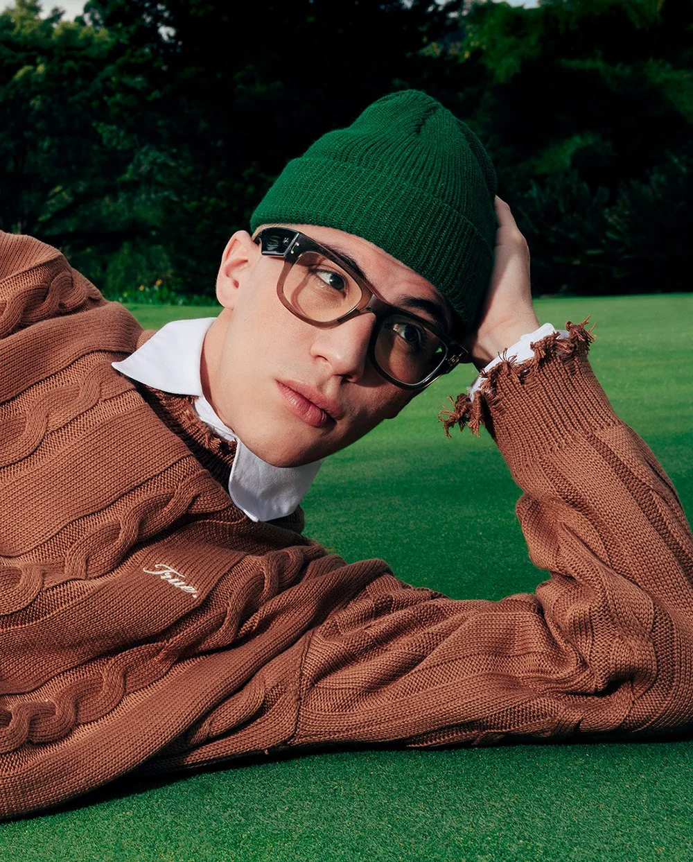 Retoque de piel editorial — primer plano con gorro y gafas, True., Jossilab Medellín