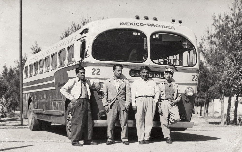 Restauración asistida por IA: Un encuentro junto al autobús
