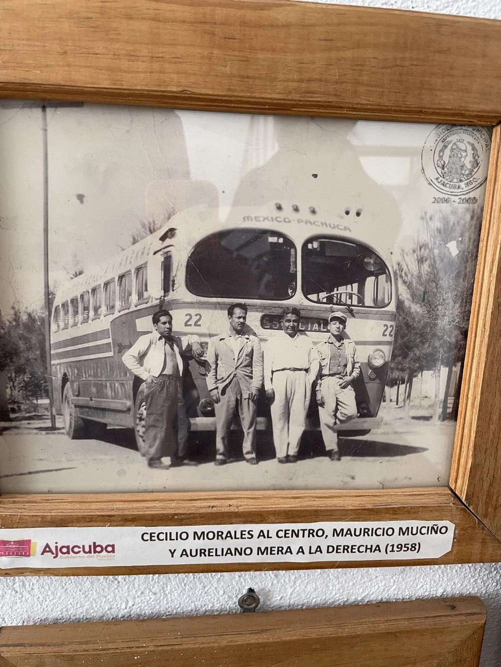 Original completo con marco y cartela: Un encuentro junto al autobús