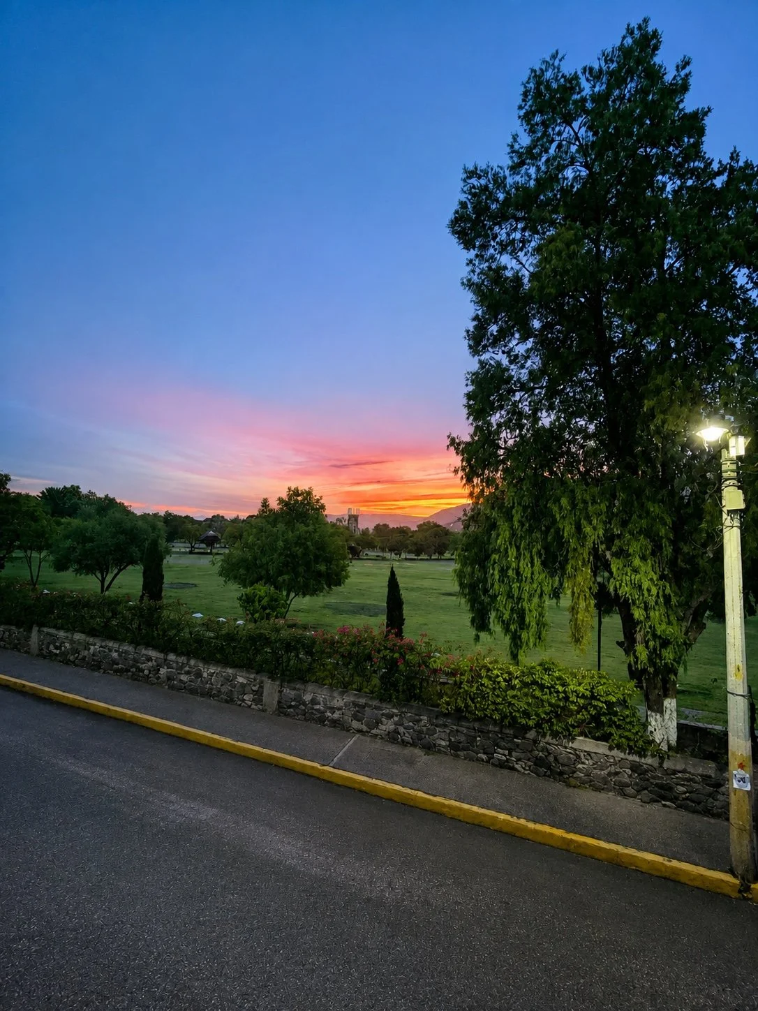 Fotografía real · Atardecer en el entorno de Casa Trini.