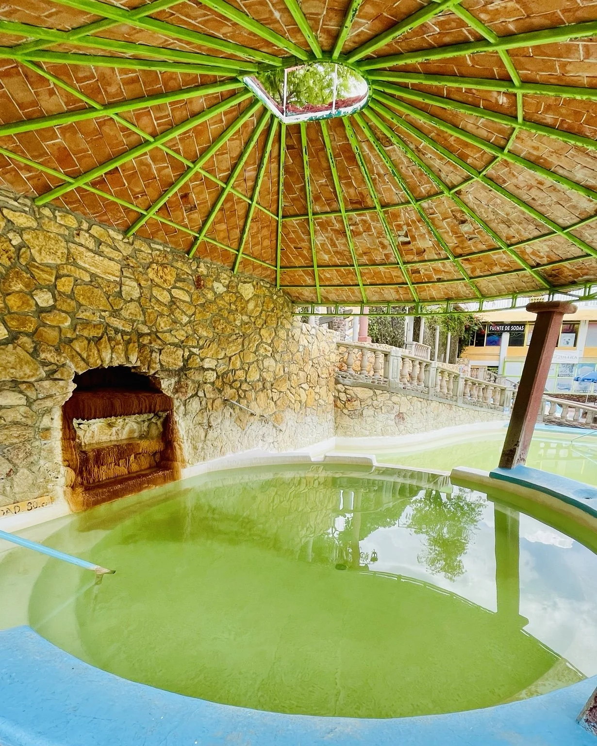 Fotografía real · Aguas termales en el balneario cercano.