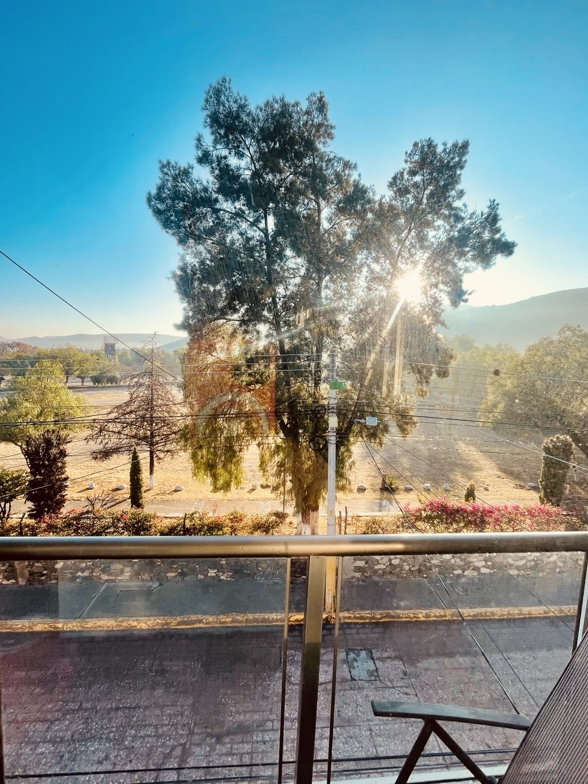 Fotografía real · Luz de la mañana desde el balcón.