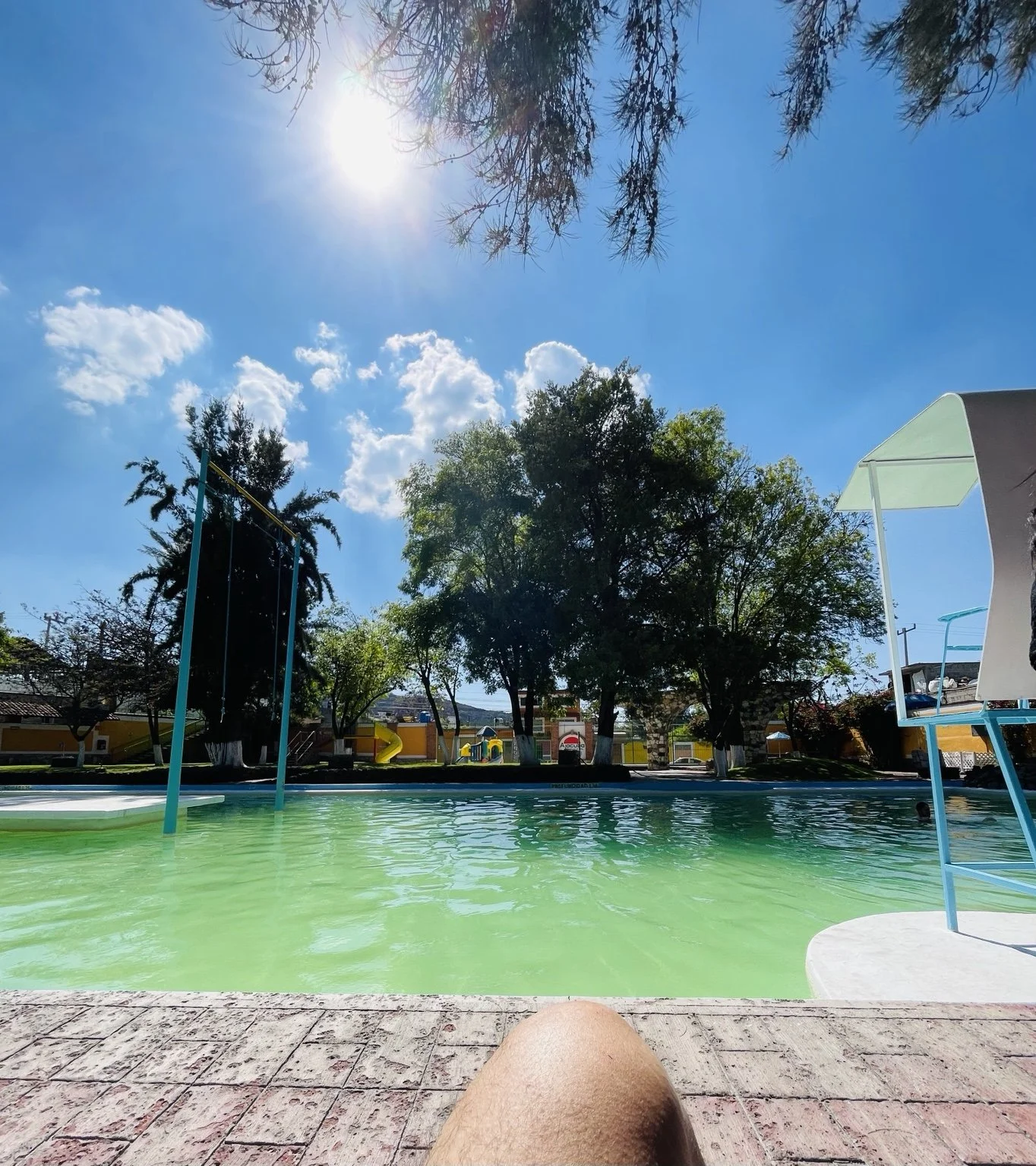 Fotografía real · Alberca del balneario cercano; no está dentro de Casa Trini.
