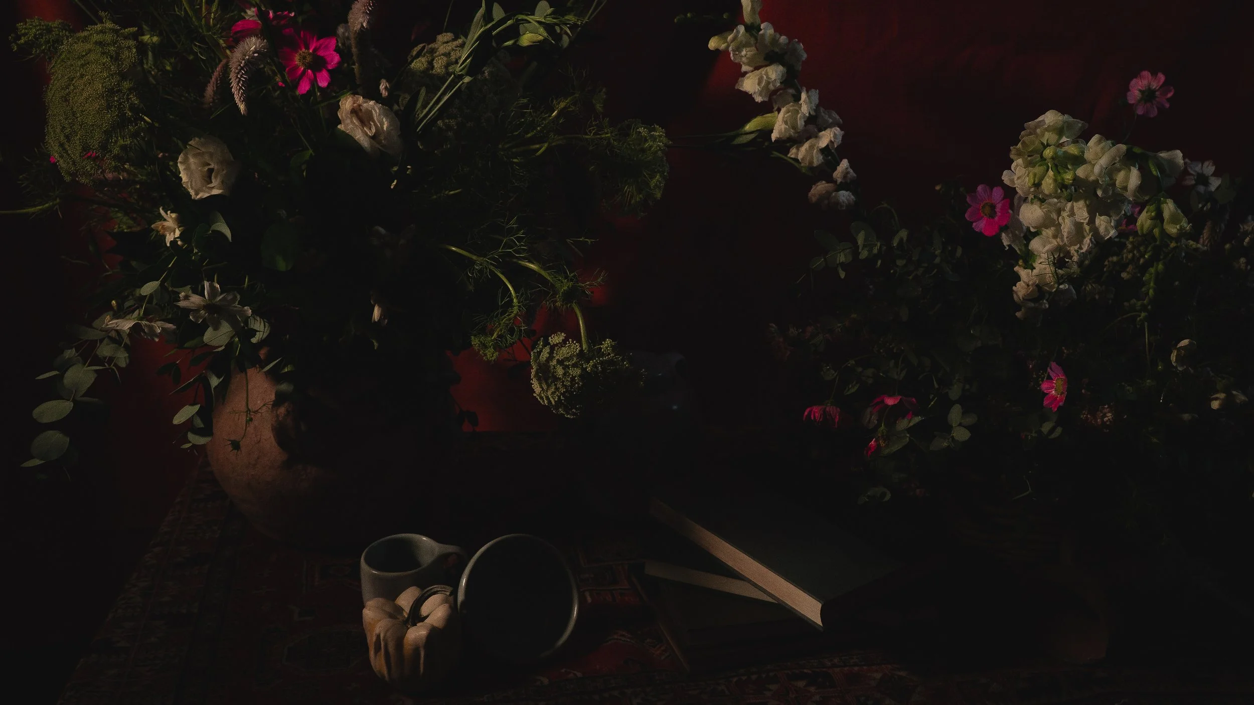 Still Life I — Botellones, estudio floral