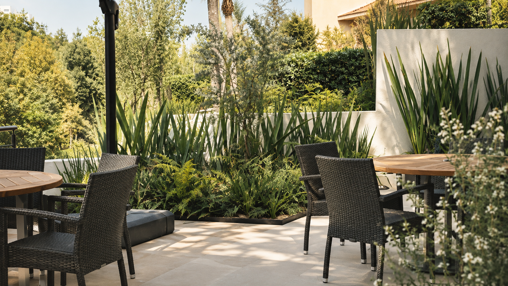 El Búnker, detalle de la terraza y vegetación