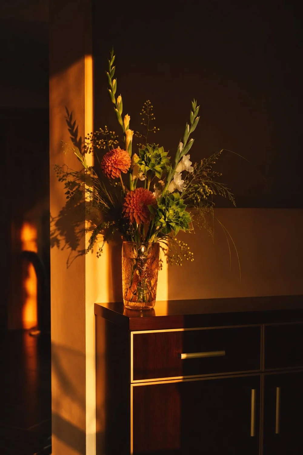 Flores en florero con luz de tarde