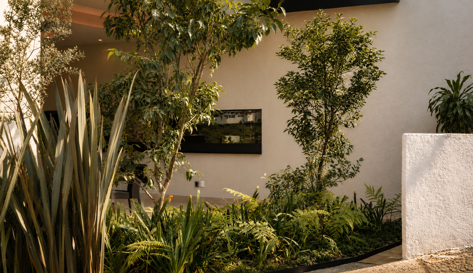El Búnker, jardinera y patio interior