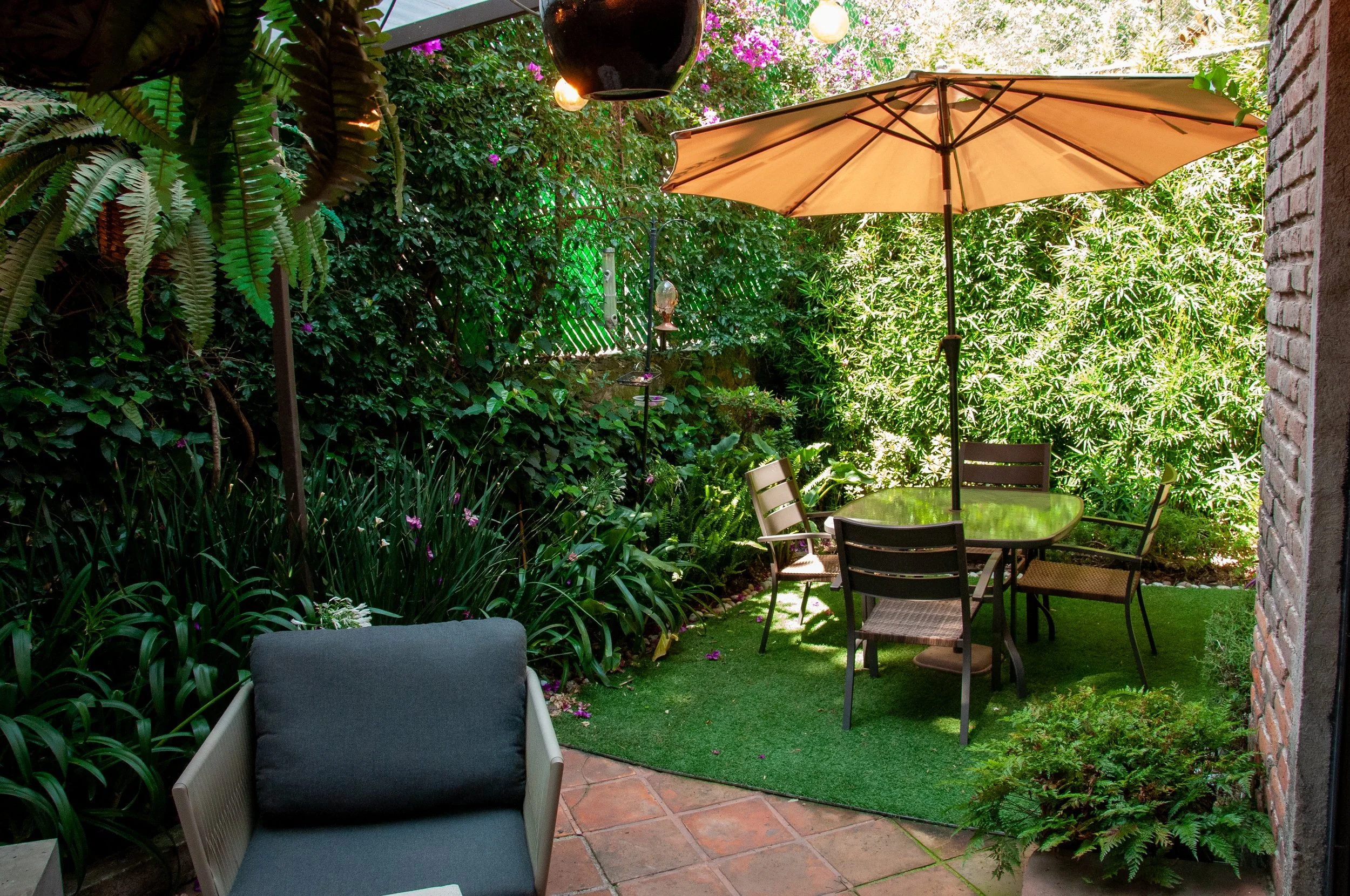 Jardín Santiago — área de estar y vegetación