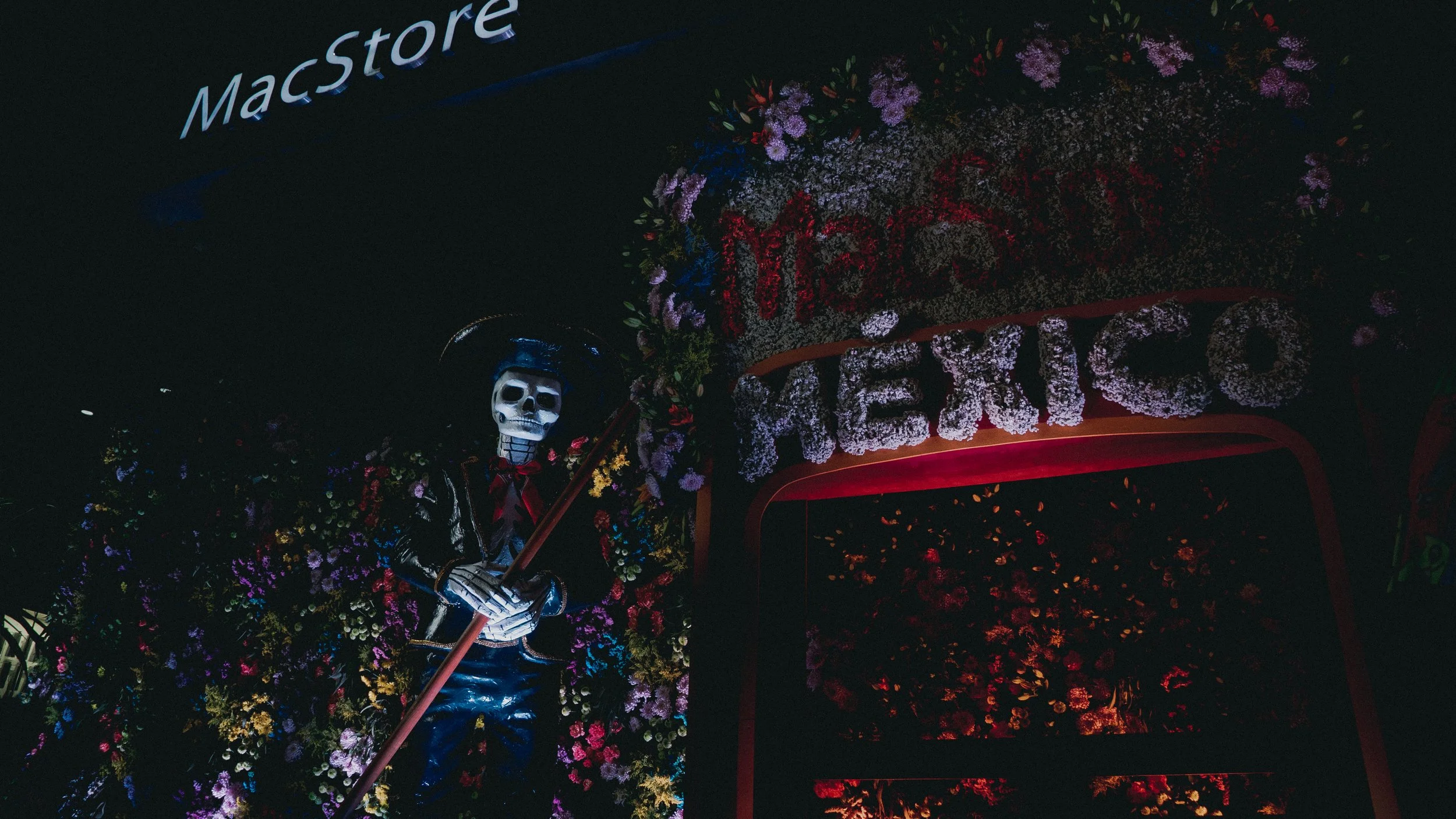 MacStore FYJA 2026 — vista nocturna