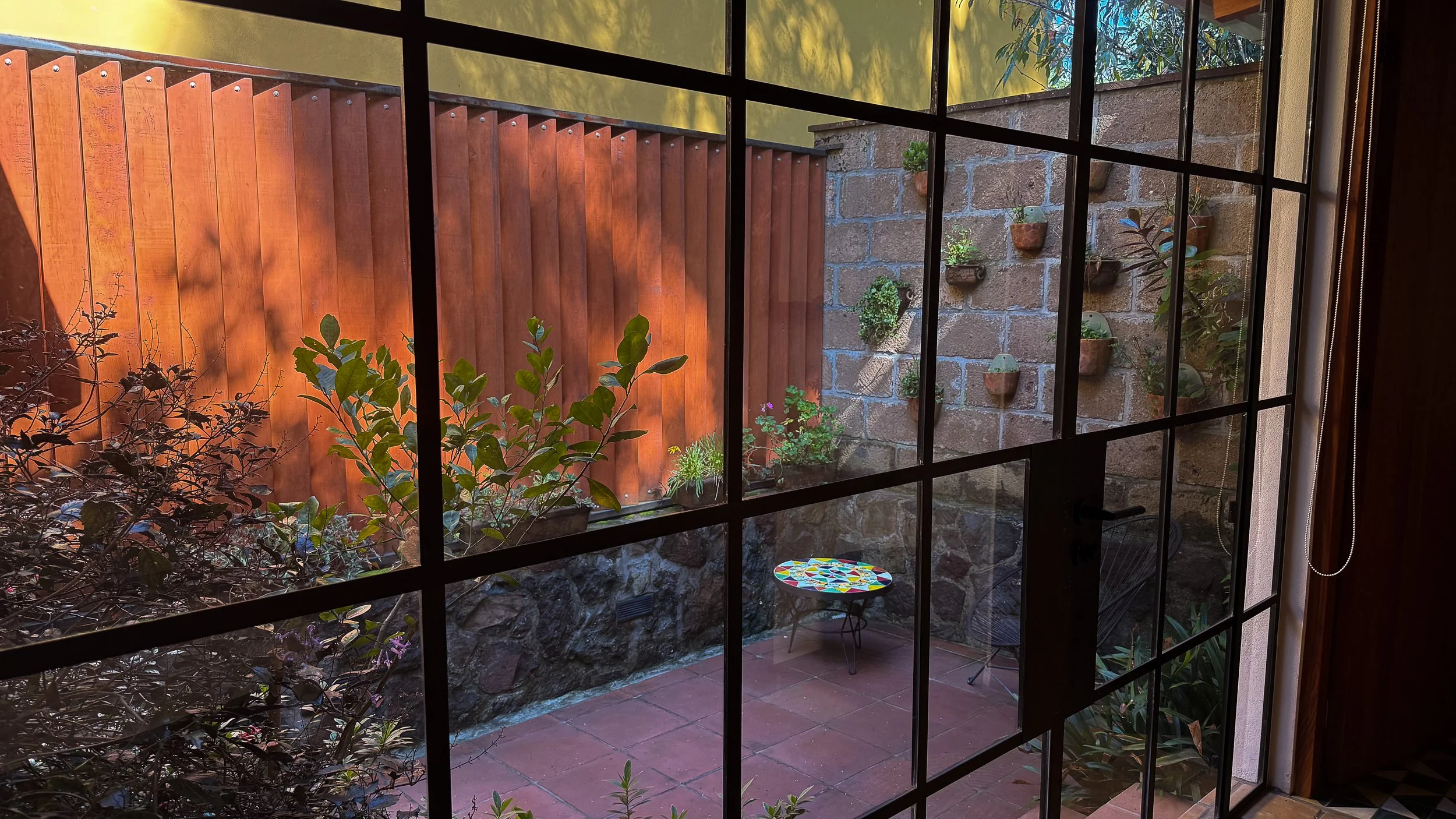 Patio del Vitral — relación entre interior y jardín