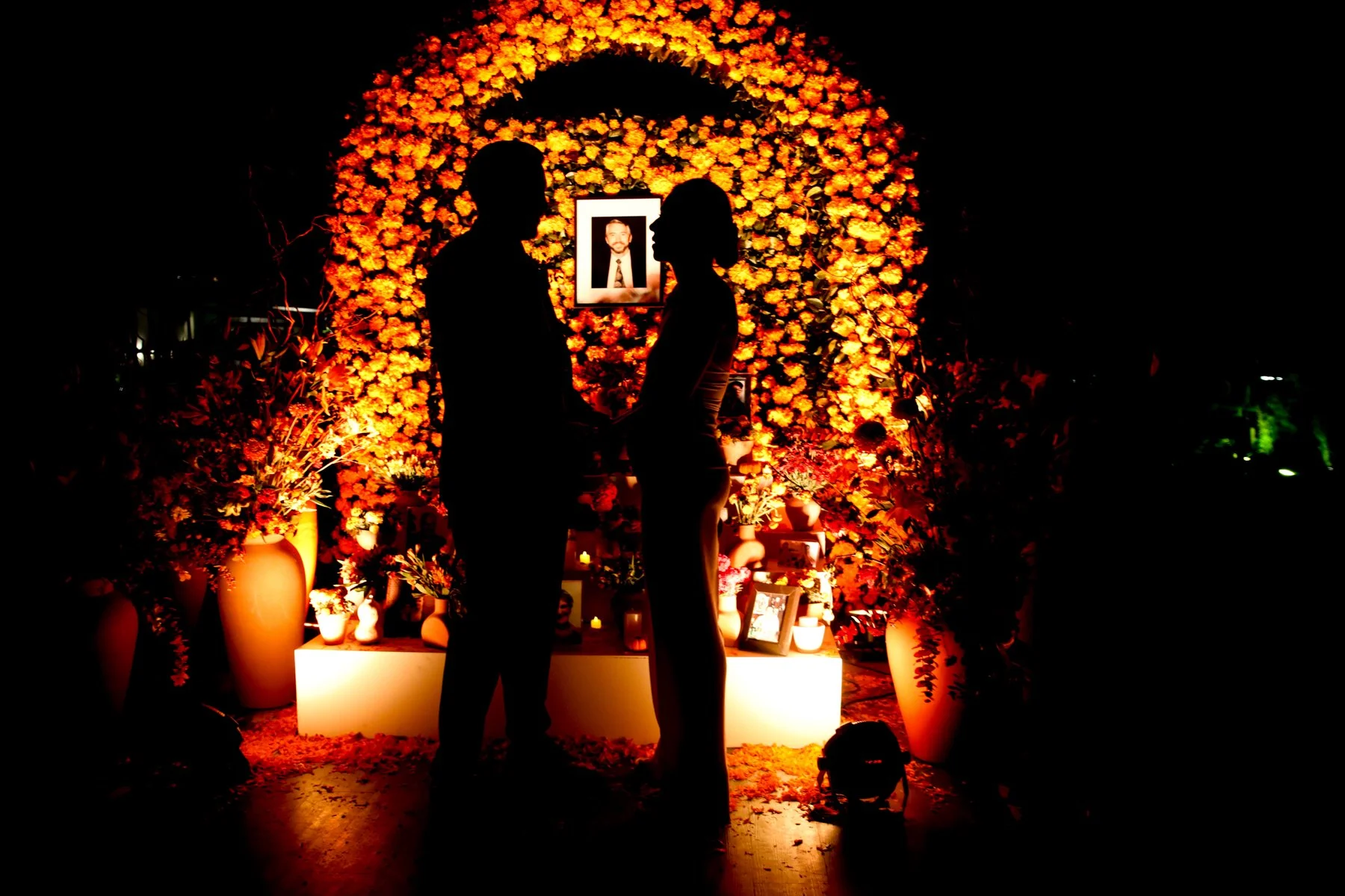 Cempasúchil — altar durante la noche