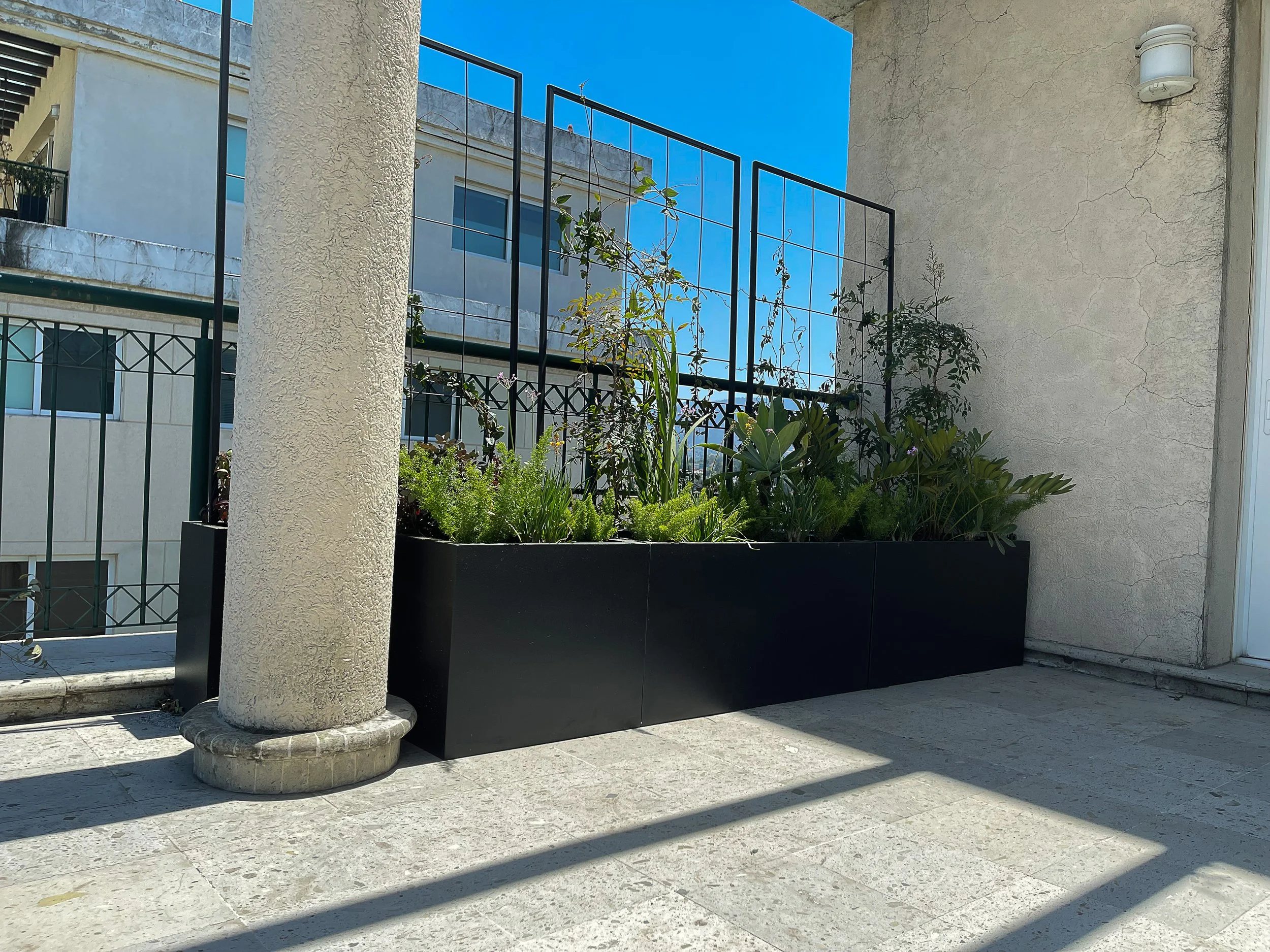 La Galería — jardín perimetral y pérgola