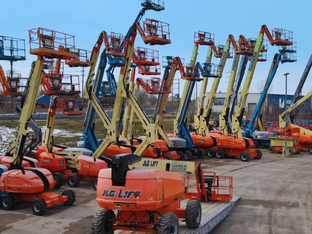 Scissor lift aerial platform operation on jobsite