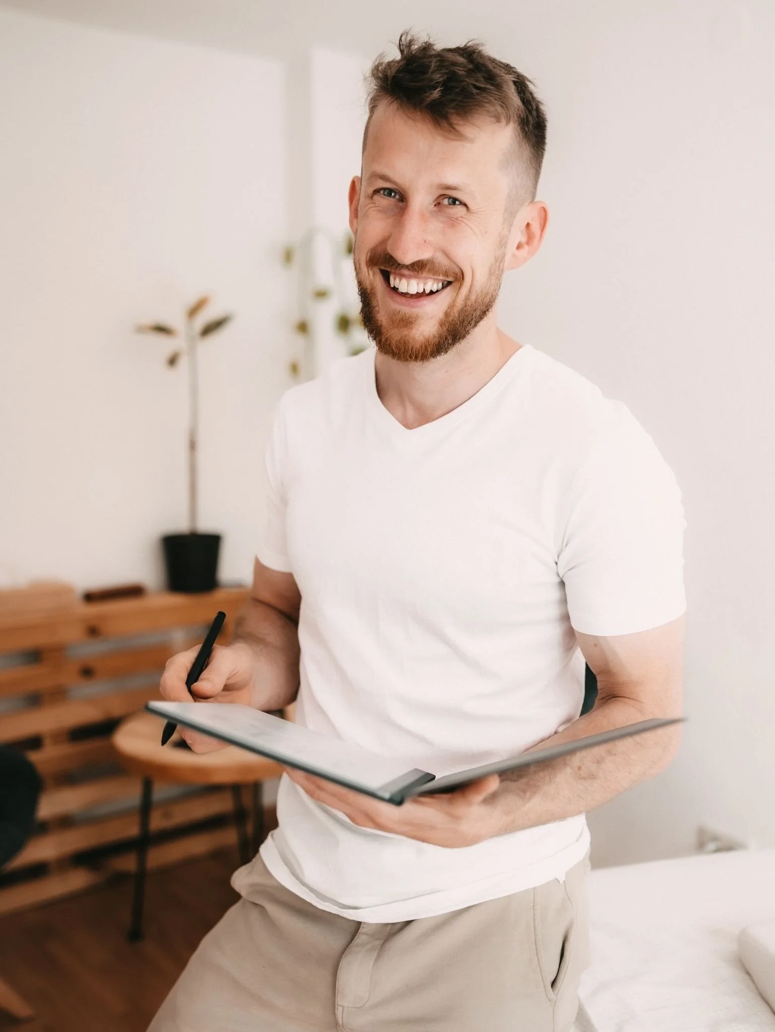 Osteopath Johannes Thies mit Behandlungsunterlagen in seiner Praxis in Darmstadt.