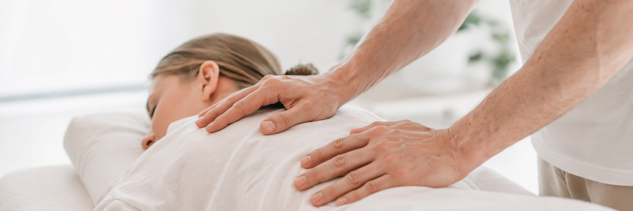 Sanfte osteopathische Behandlung des Rückens bei chronischen Beschwerden in einer Praxis in Darmstadt.