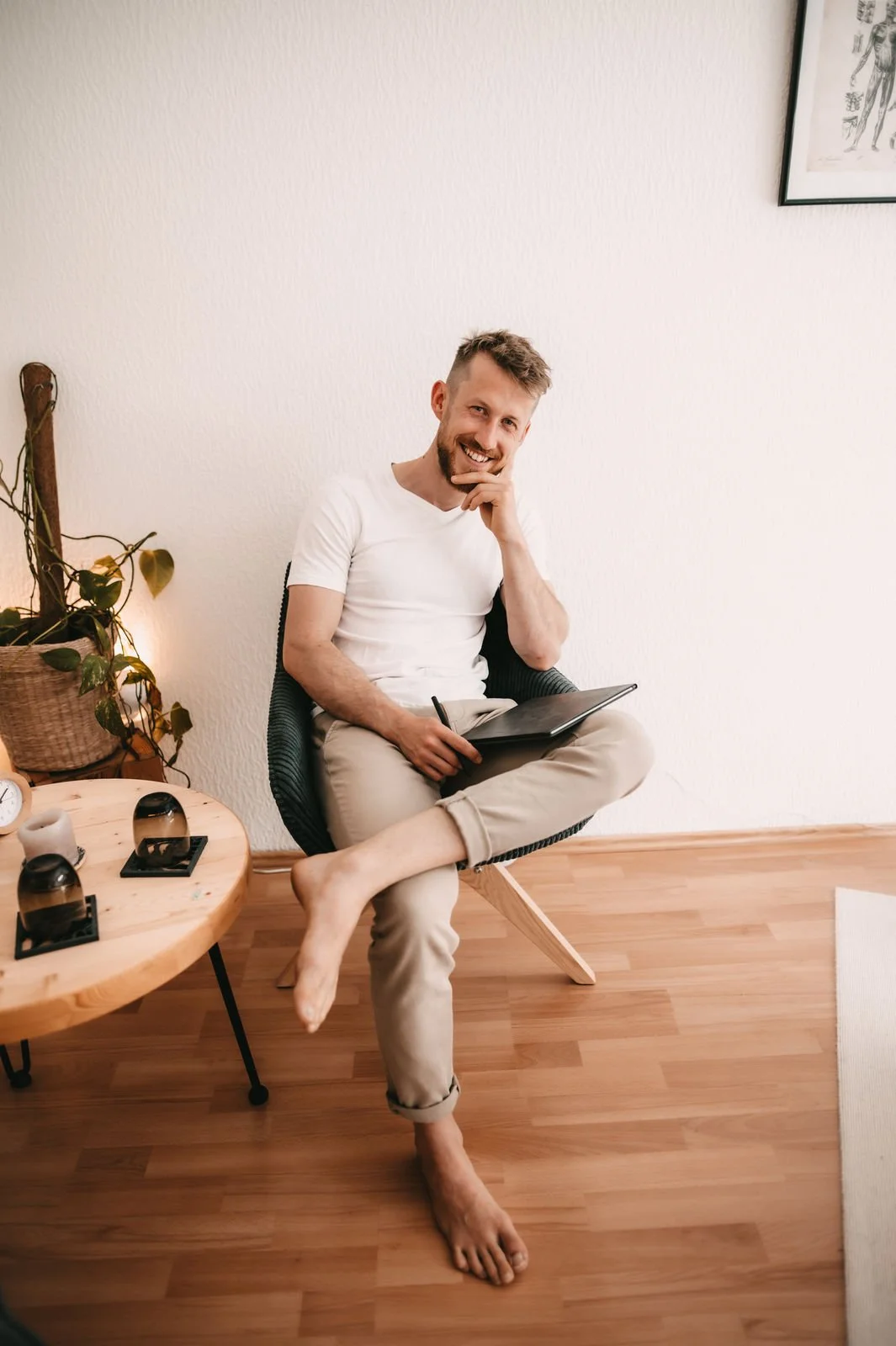 Osteopath Johannes Thies sitzt ruhig in seiner Praxis in Darmstadt als Ausdruck seiner therapeutischen Haltung und Selbstreflexion.