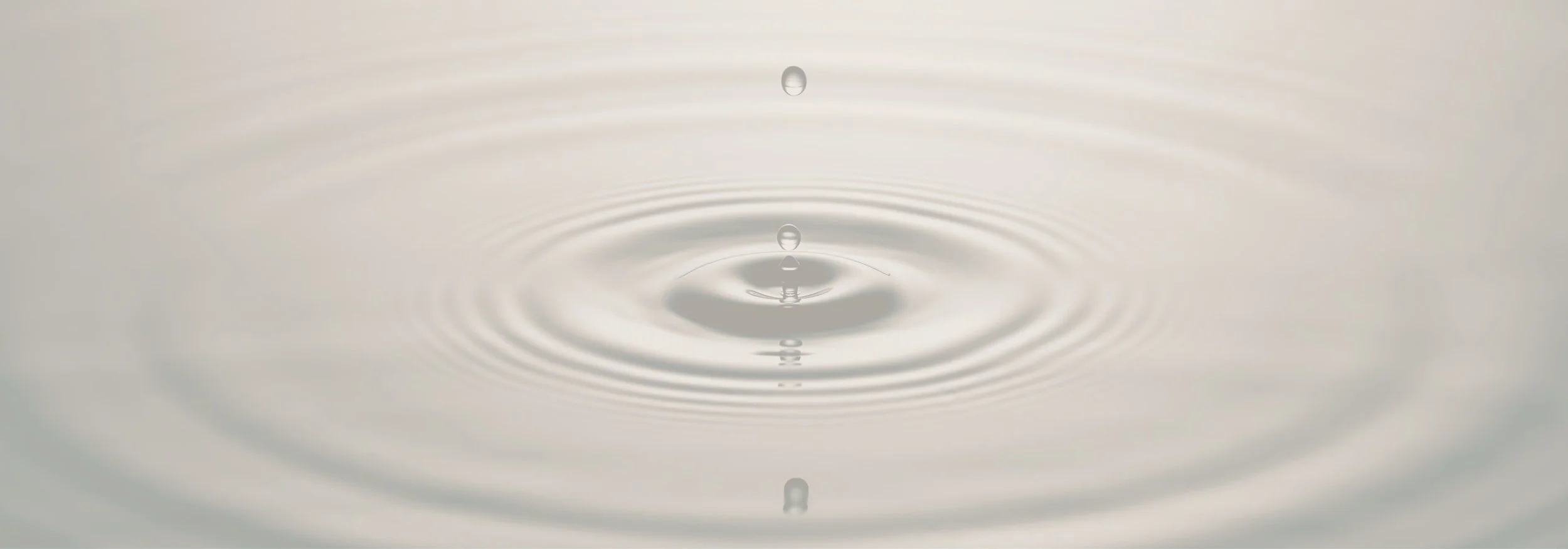 Ruhige Wassertropfen und sanfte Wellen als Symbol für Stille, Regulation und biodynamische Osteopathie in Darmstadt.