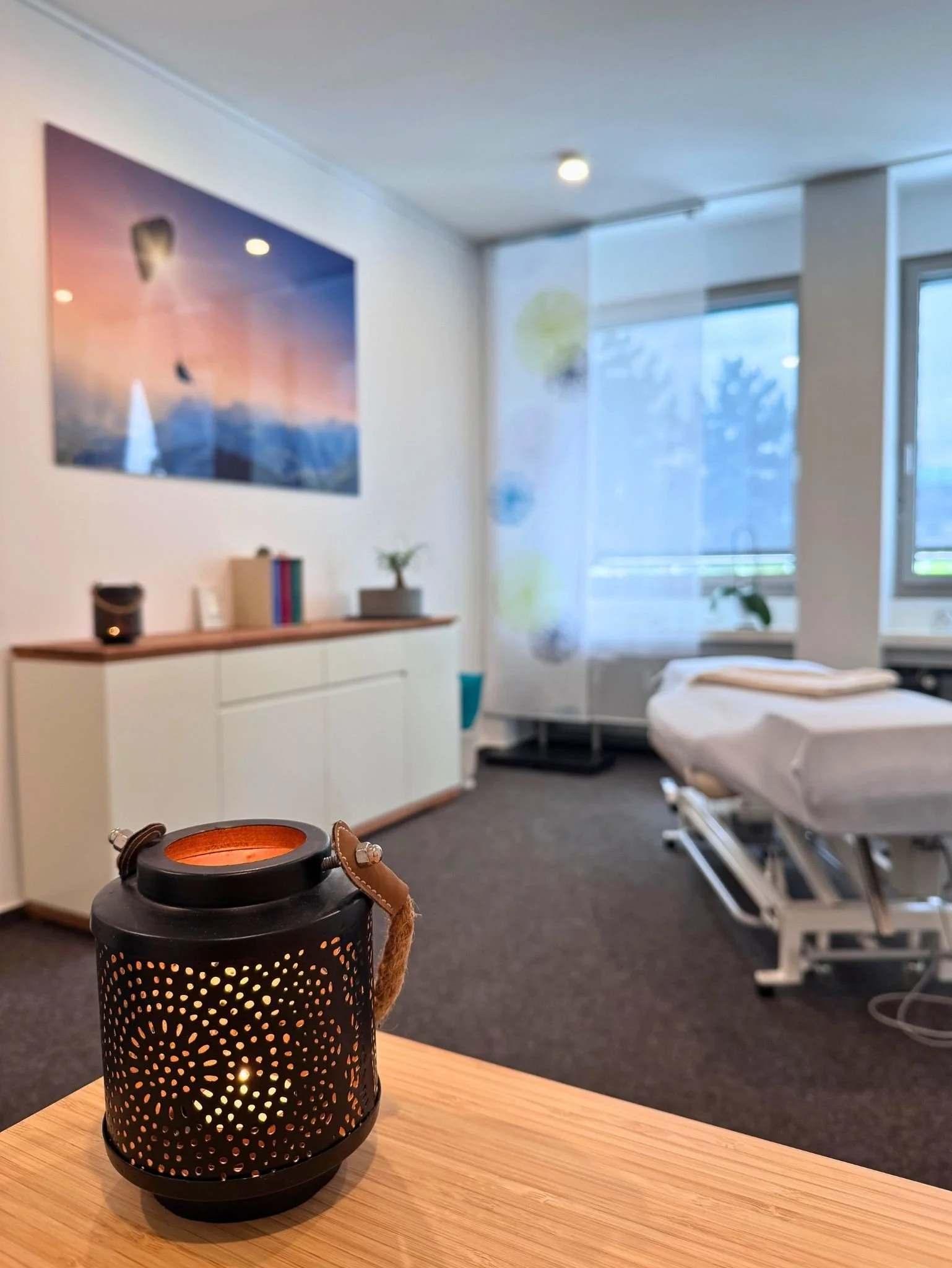 Behandlungsliege in einem ruhigen und hellen Behandlungsraum der Osteopathie-Praxis in Darmstadt.
