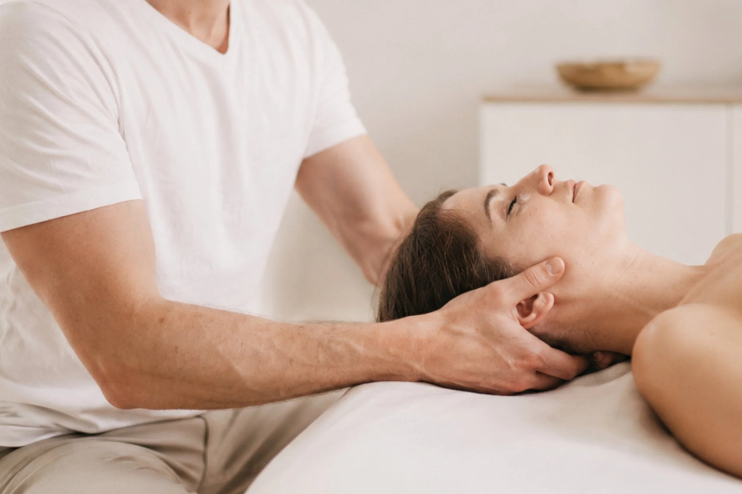 Nahaufnahme einer ruhigen osteopathischen Behandlung des Kiefergelenks und Nackens in Darmstadt.