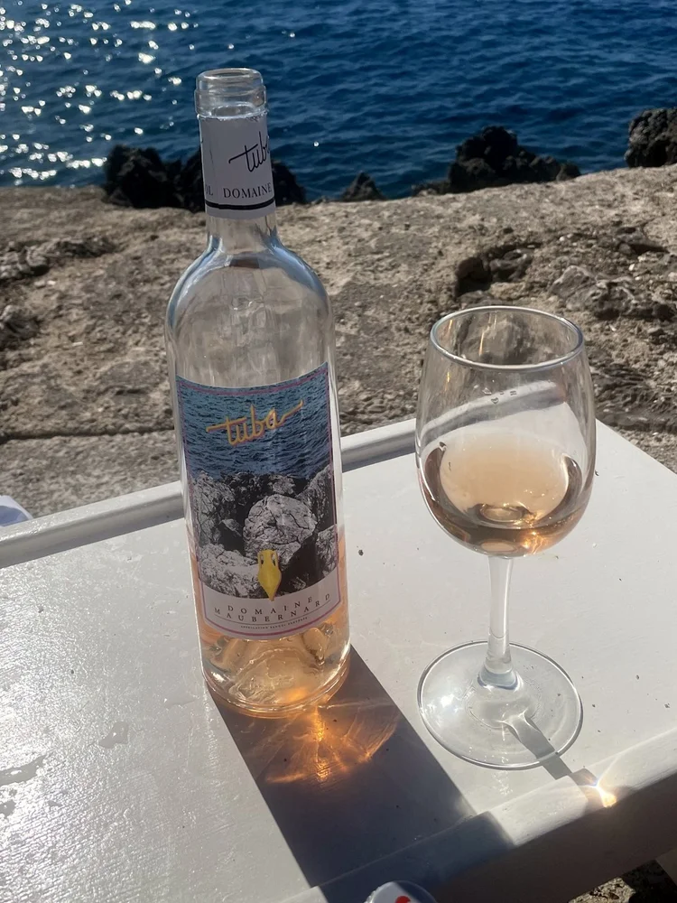 Rosé on the rocks by the sea