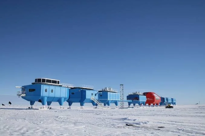 Antarctic research station buildings on the ice sheet, one of the ten Antarctica research stations covered in this guide