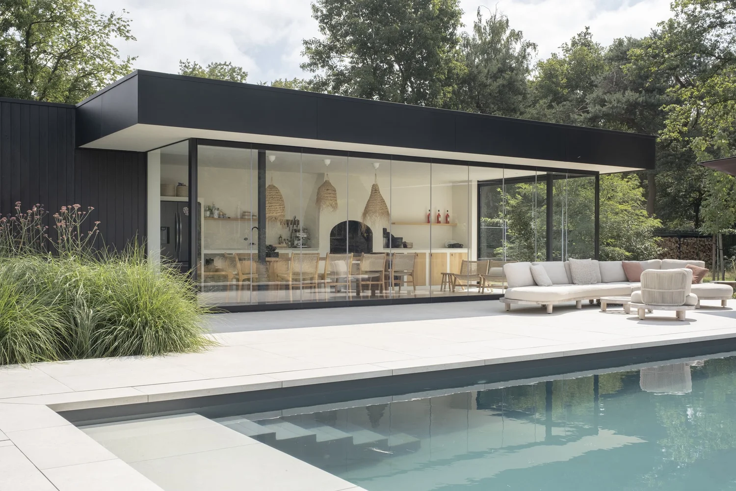 Poolhouse aan een zwembad in Genk, afgesloten met een draaibare schuifwand met dubbel glas