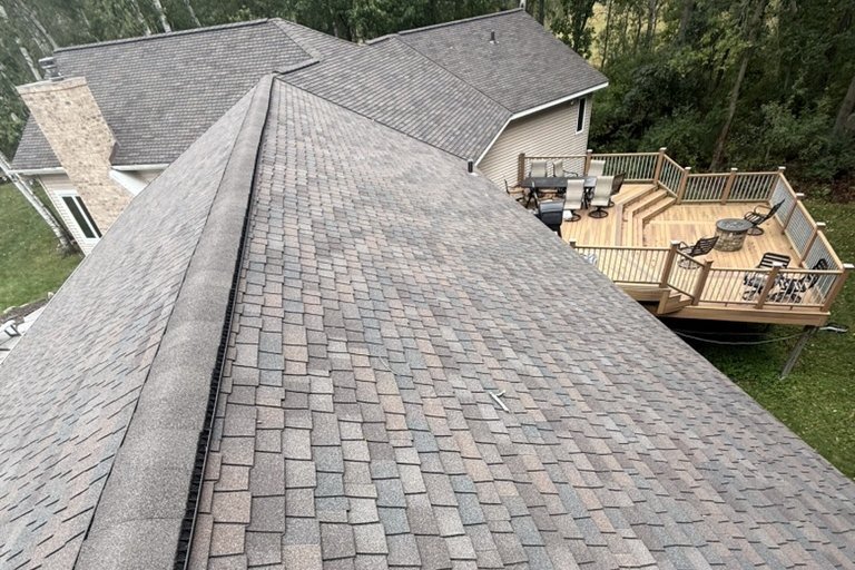 Shingle roof with ridge vent