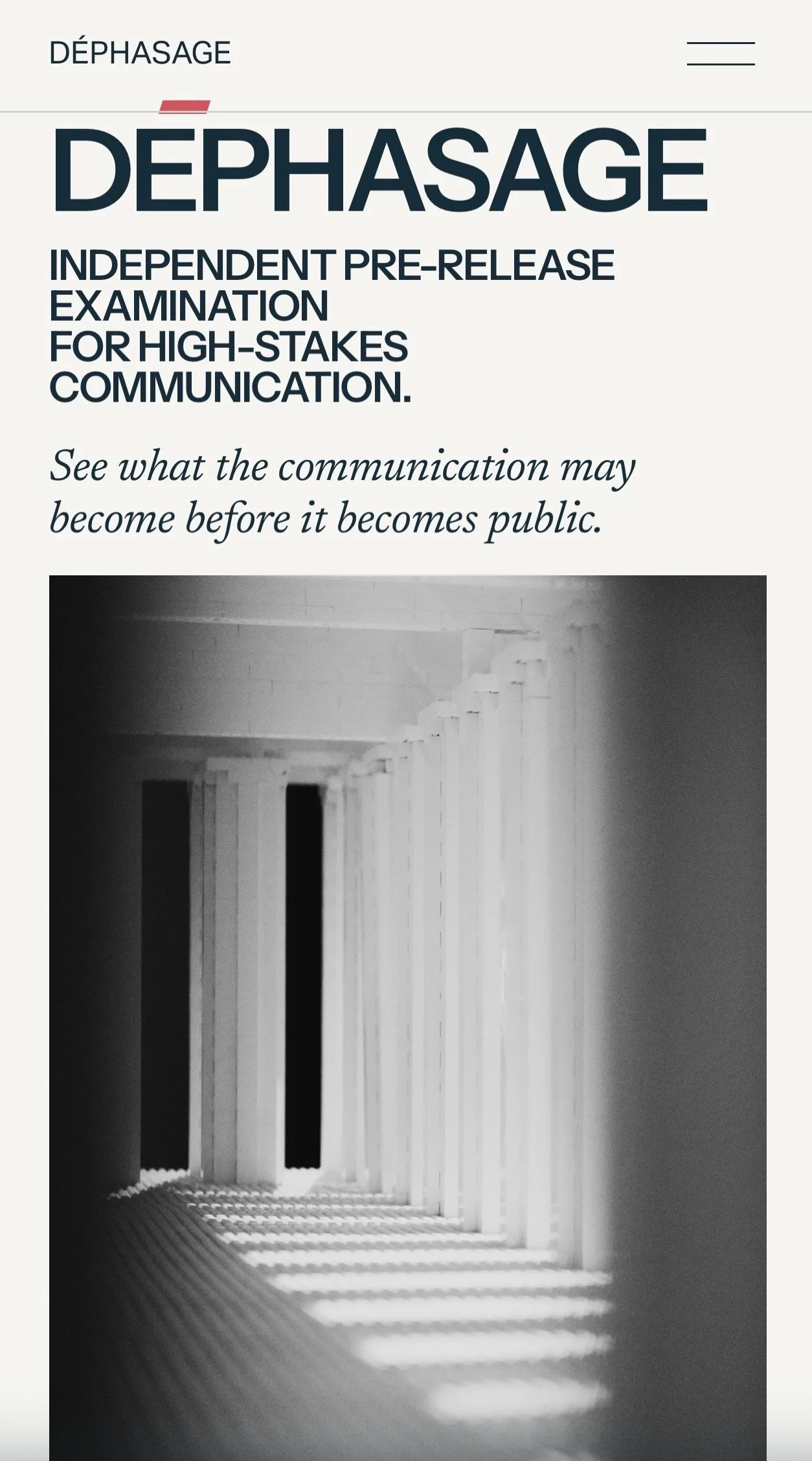 DÉPHASAGE former homepage with its large masthead, column photograph and high-stakes headline