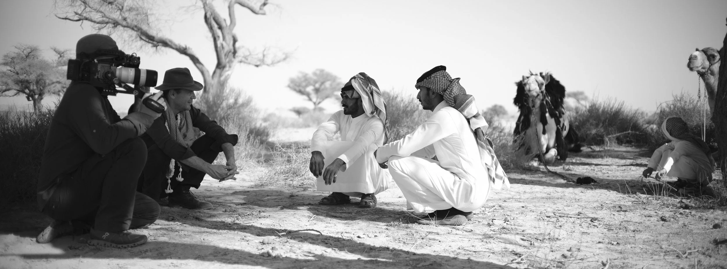 فريق الإنتاج يقوم بالتصوير في موقع خارجي في المملكة العربية السعودية