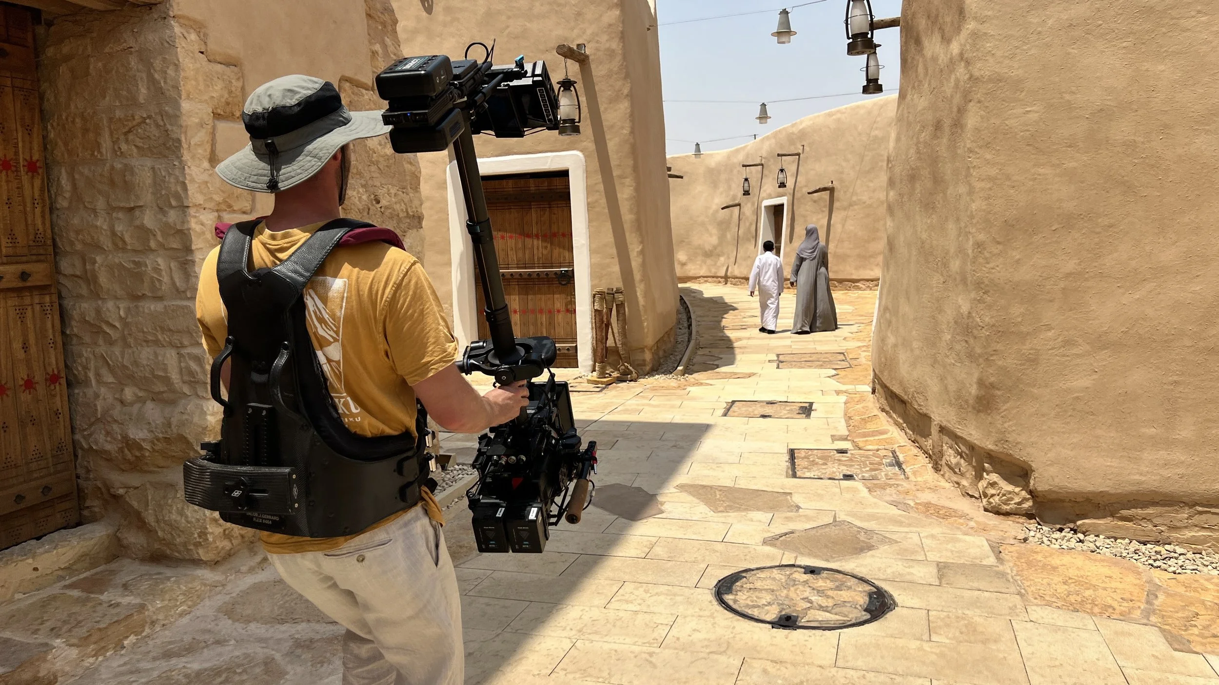طاقم تصوير يعمل في موقع تصوير في المملكة العربية السعودية