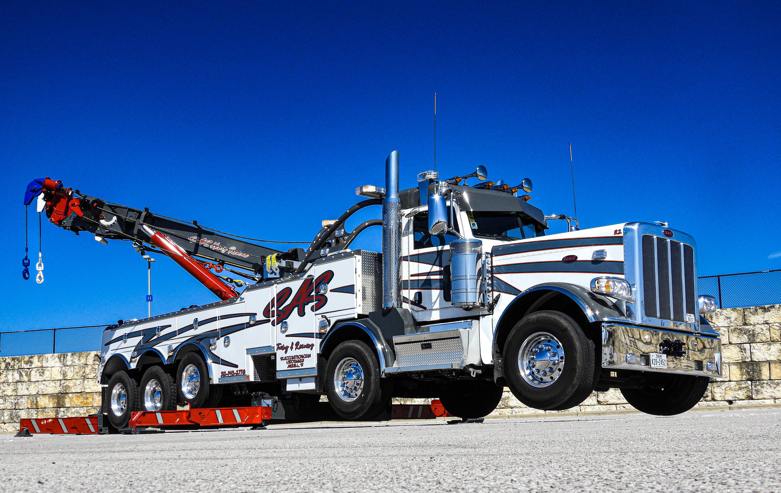 SAS Road Solutions heavy-duty wrecker providing semi-truck towing and recovery in Central Texas