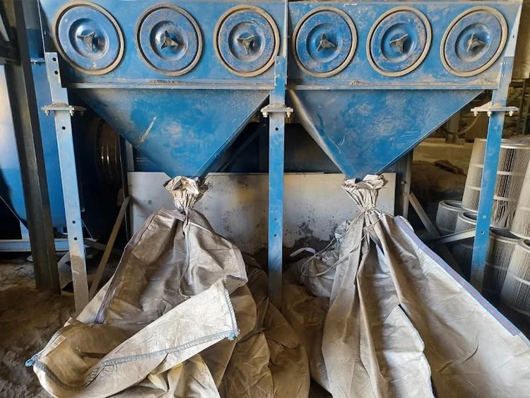 Filter discharge and dust handling
