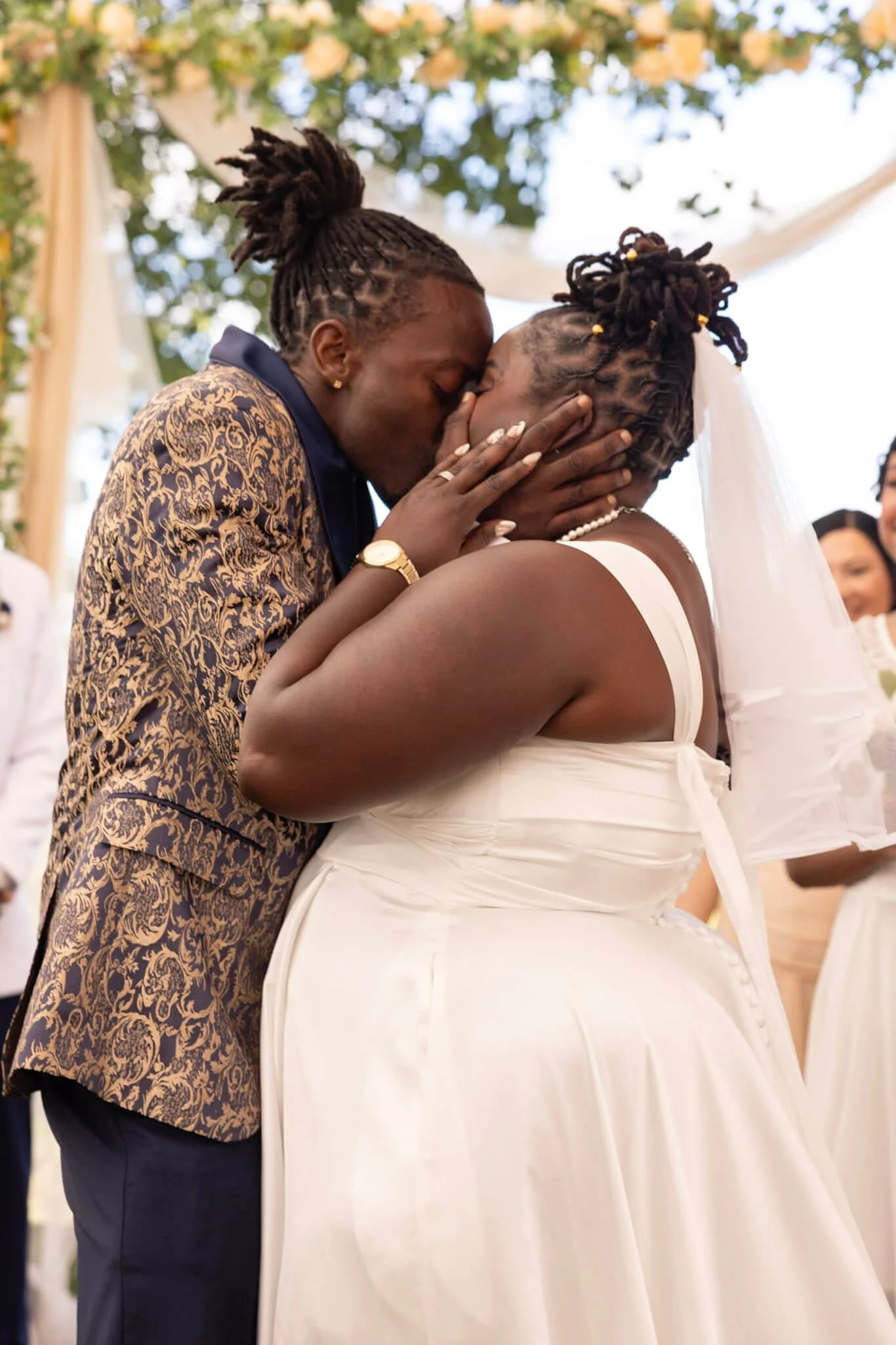 Bride and groom kissing during a North Texas wedding ceremony photographed by BeeCaptured