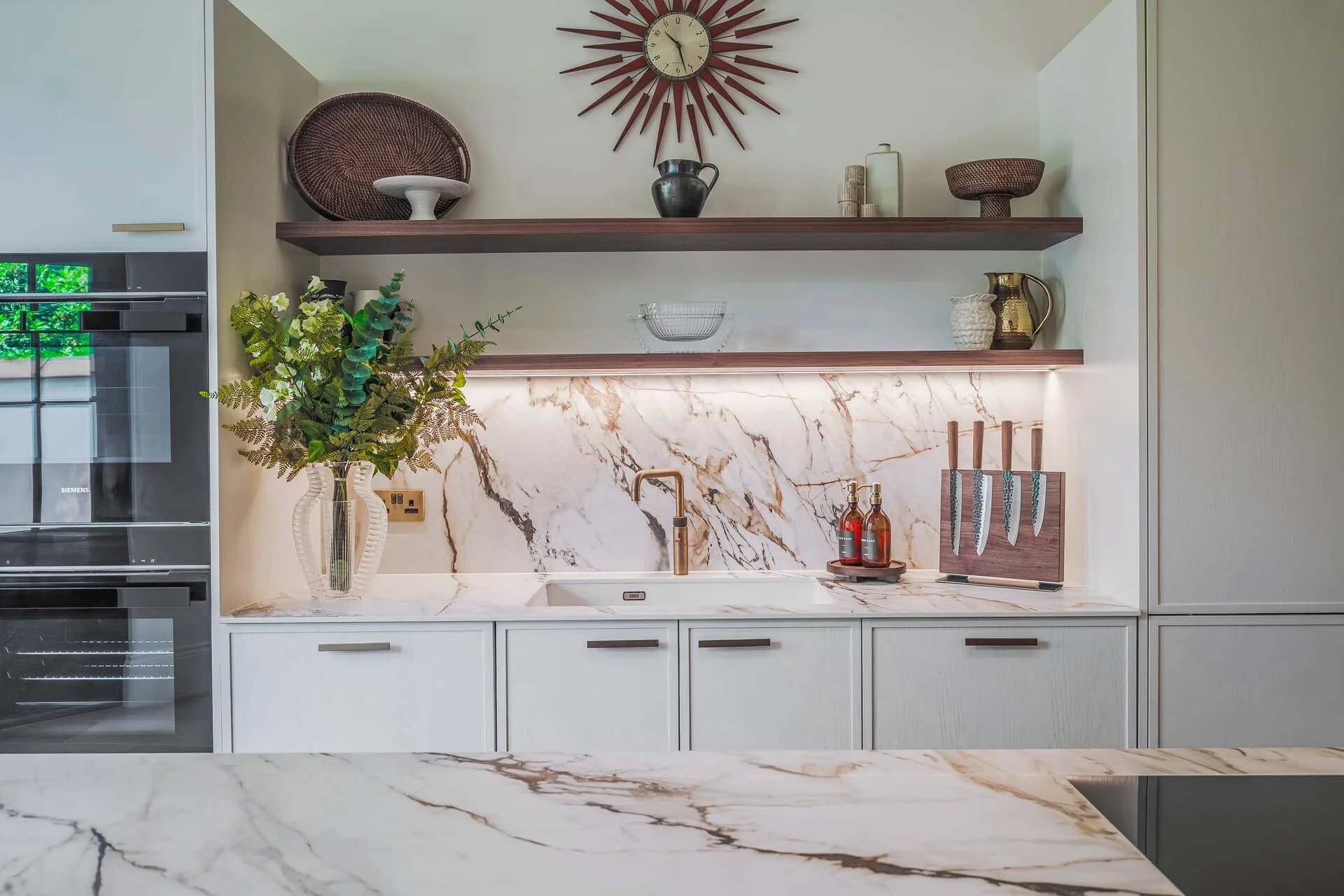 Kitchen island with a statement stone worktop.
