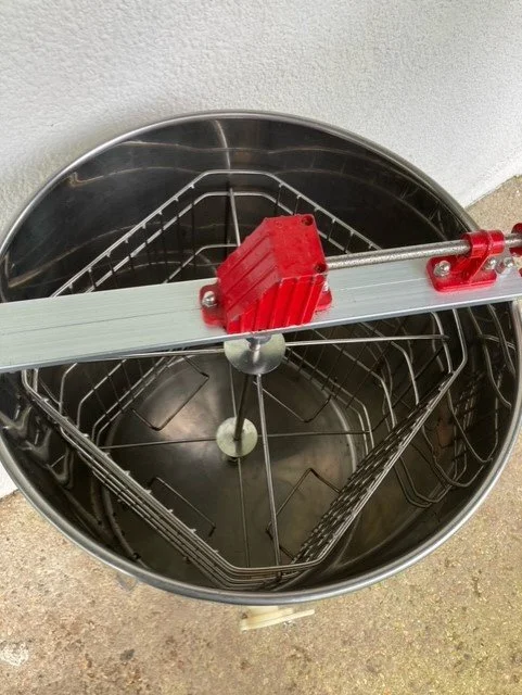 4-frame tangential manual honey extractor