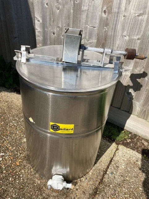 4-frame tangential manual honey extractor