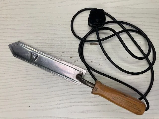 Electric uncapping knife