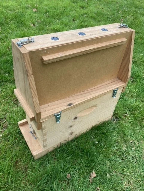 Observation nuc adjustable for five brood frames