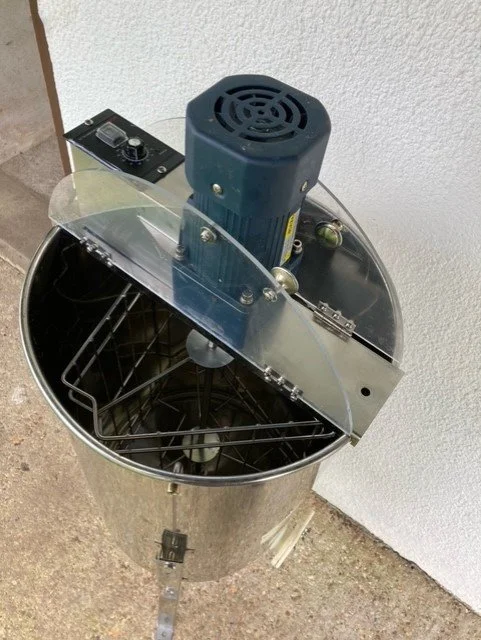 3-frame tangential electric honey extractor