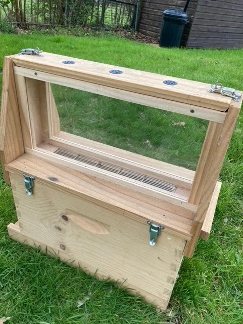 Observation nuc adjustable for five brood frames