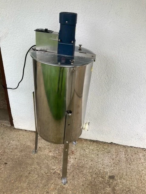 3-frame tangential electric honey extractor