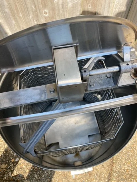 4-frame tangential manual honey extractor
