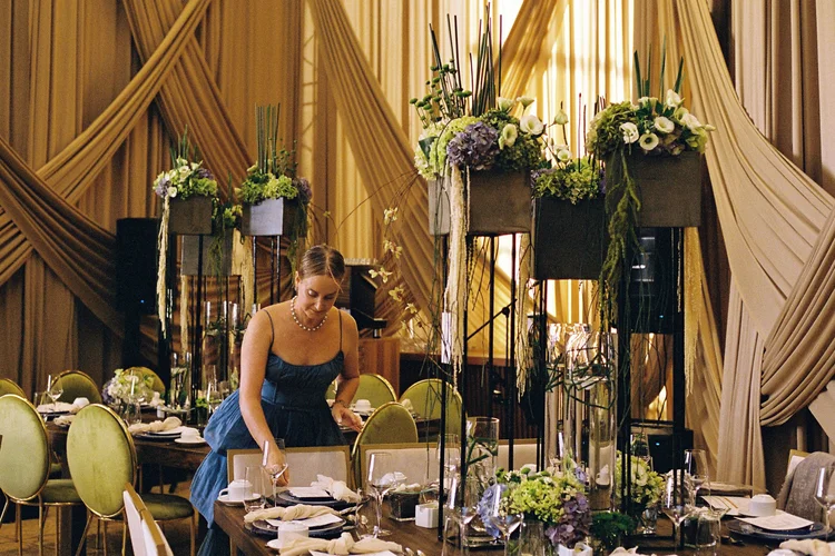 Irene Lev ajusta el montaje de una mesa antes de que lleguen los invitados
