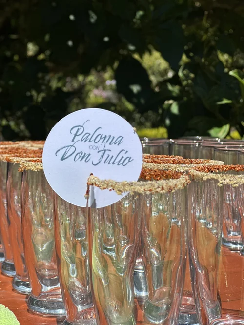 Copas con borde de sal y un sello con los nombres Paloma y Don Julio