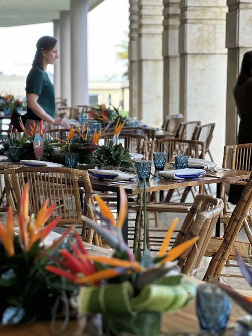 Mesas con heliconias y aves del paraíso en el salón