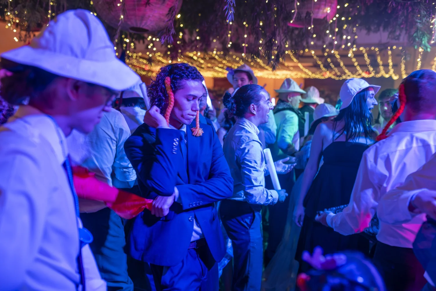 Invitados en la pista de baile con chonetes bajo las luces